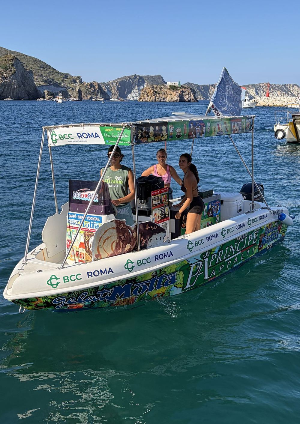 Lo staff a bordo di un Barchino davanti al porto di Ponza